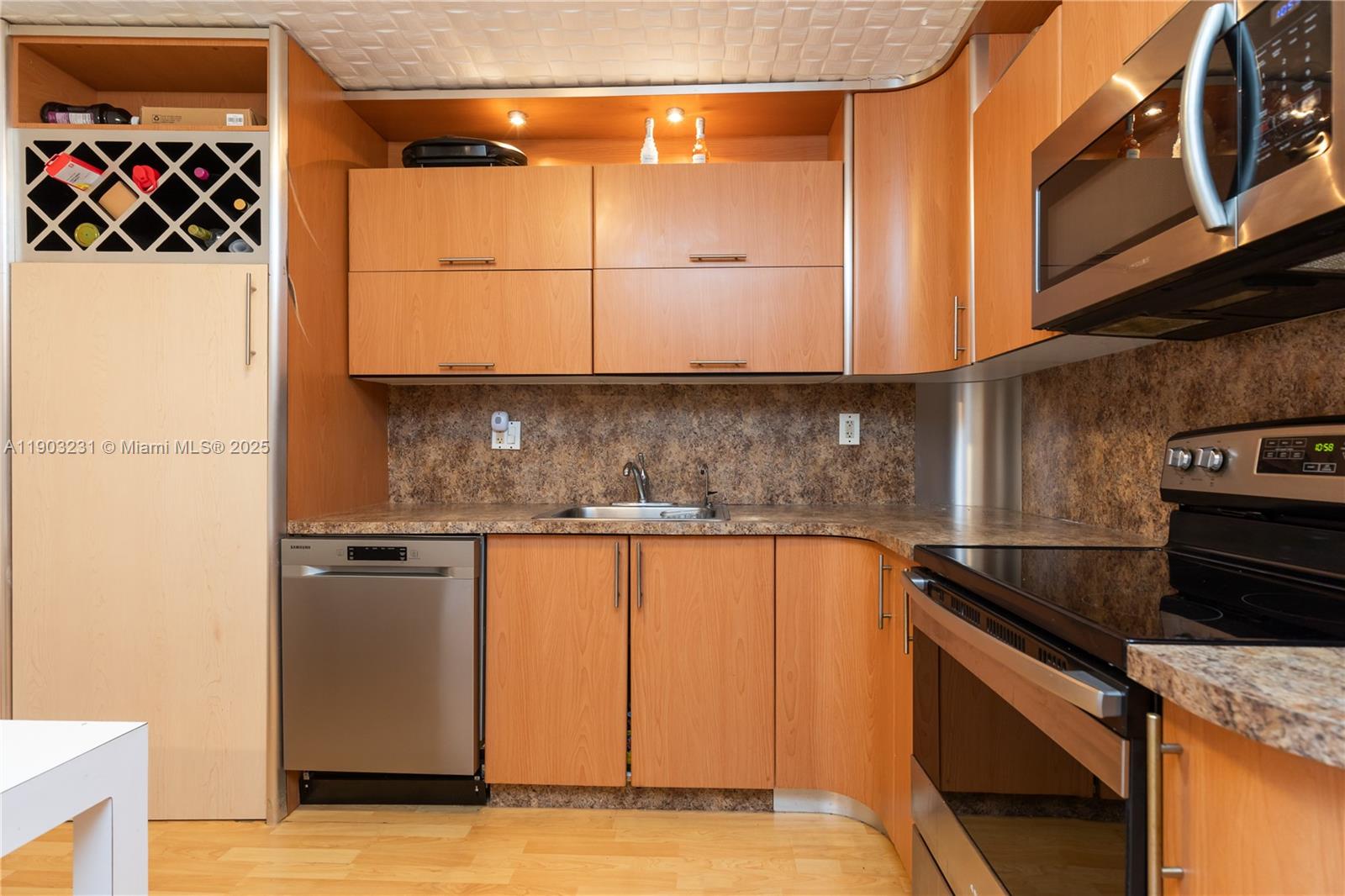 WINSTON TOWER 300 CONDO - Residential Lease