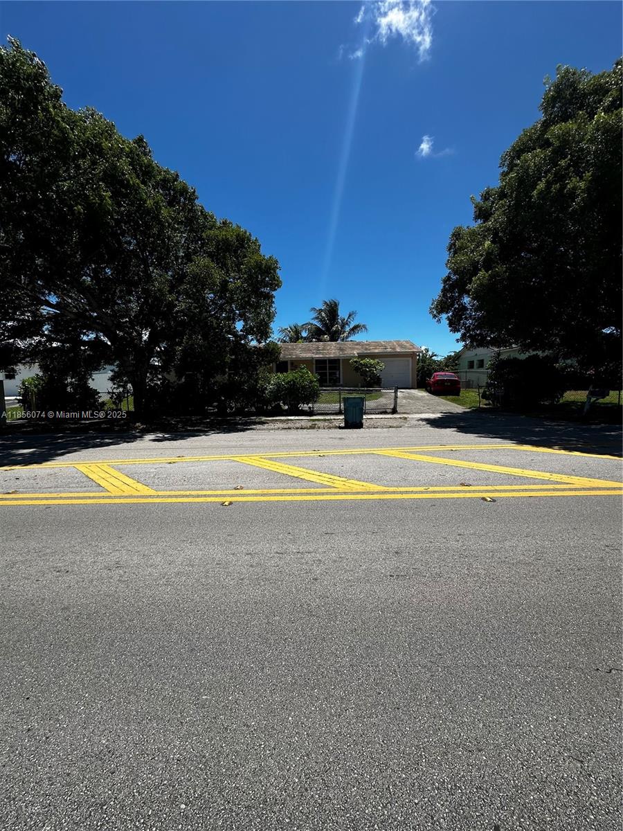 Very charming three bedroom, two baths, with a one car garage single family home.
Bathrooms have been updated. Close to the highway and growing city of Homestead!
Large fenced in lot with NO HOA.