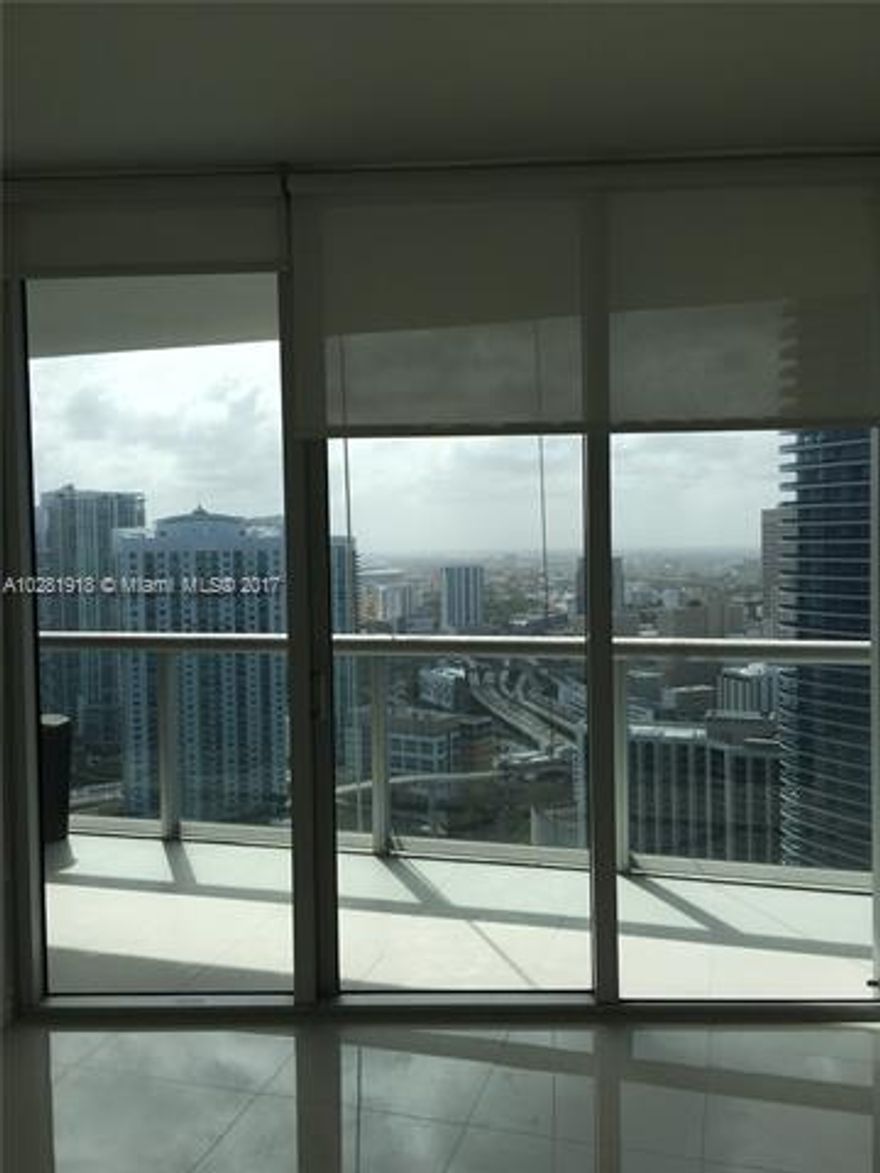 Great 1 bedroom unit in sought-after Icon, with beautiful views! Excellent amenities in building, excellent location! Walking distance from shops and restaurants. Don't miss it!  
Note that Icon's main swimming pools are undergoing a major renovation, that will go on at least until year's end!