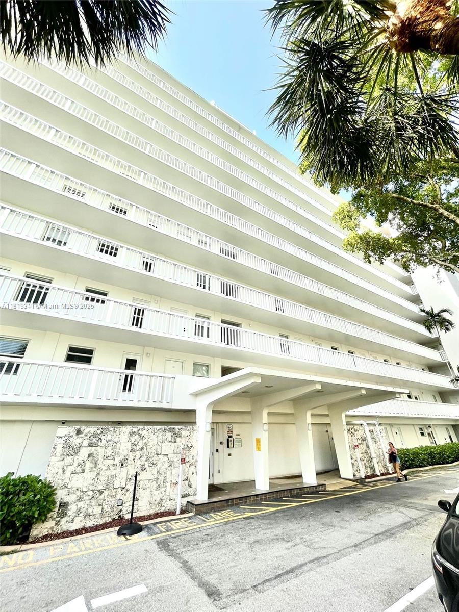 Rental Property at 2555 Ne 11th St 405, Fort Lauderdale, Broward County, Florida - Bedrooms: 1 
Bathrooms: 1  - $2,060 MO.