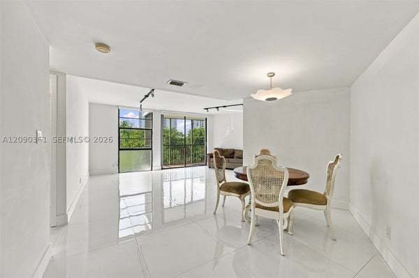 3475 N COUNTRY CLUB DR APT 502, MIAMI, FL 33180 - Image 2fa4b14225b5ea3fcdd3e35c67bc86e0/1241179272