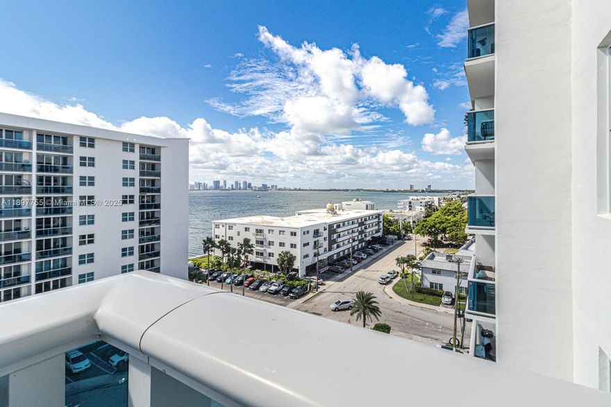 This bright and spacious 2/2 apartment offer comfort and style. Large windows stunning view. Perfect for family. Great school, safe environment.Building have a heated pool, fitness center valet parking.