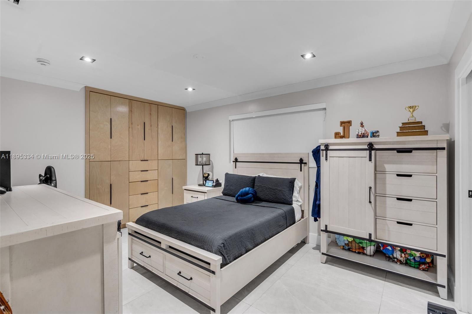 MIAMI LAKES LOCH NESS SEC - Residential