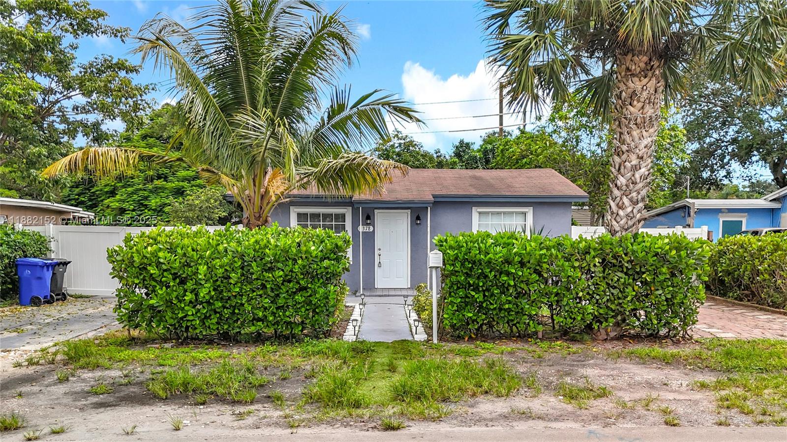 Live in comfort at this cozy and freshly painted 2 bed, 1 bath single-family home at 1378 SW 26th Ave, Fort Lauderdale. This charming first-floor residence offers a full suite of appliances including a refrigerator, oven, range, Cooktop, microwave, ceiling fan, and water heater. Stay cool year-round with central A/C. Owner covers Internet.
The property also offers ample parking space, making it convenient for multiple vehicles.