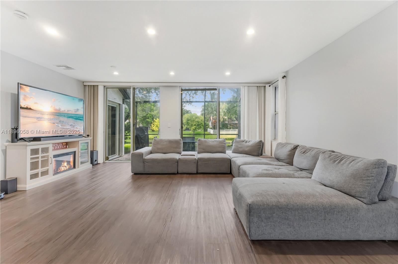 WEST GLEN MANOR - Residential