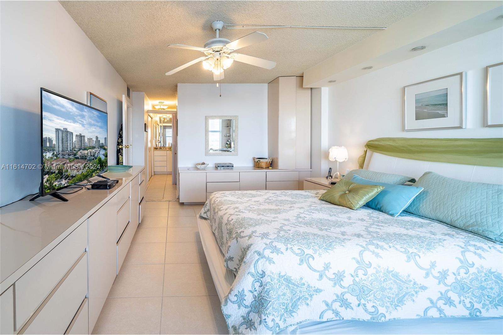 HALLMARK OF HOLLYWOOD CON - Residential
