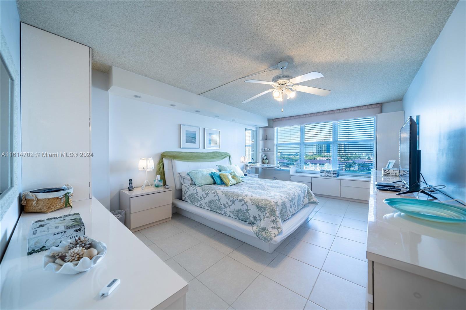 HALLMARK OF HOLLYWOOD CON - Residential