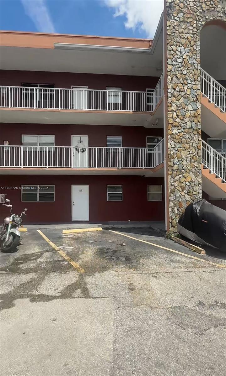 Rental Property at 6850 W 16th Dr 119, Hialeah, Miami-Dade County, Florida - Bedrooms: 2 
Bathrooms: 1  - $2,200 MO.