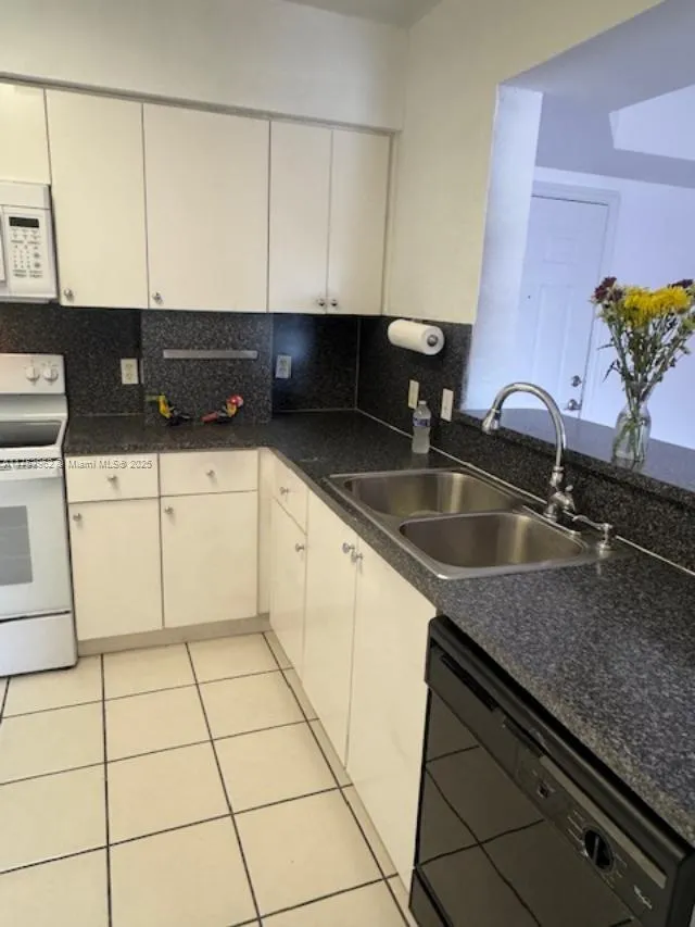 Miami, Florida 33172, United States, 3 Bedrooms Bedrooms, ,2 BathroomsBathrooms,Residential,Active,79246