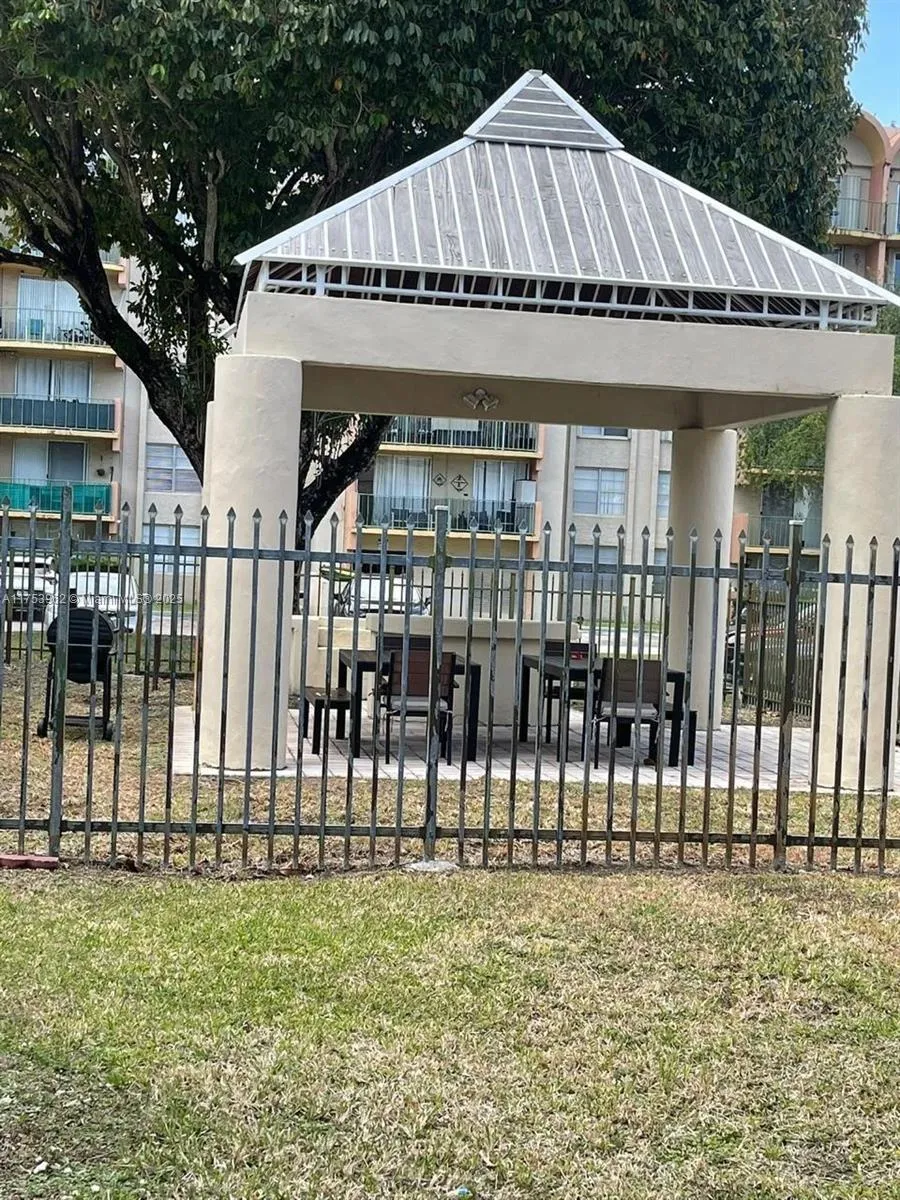 Miami, Florida 33172, United States, 3 Bedrooms Bedrooms, ,2 BathroomsBathrooms,Residential,Active,79246