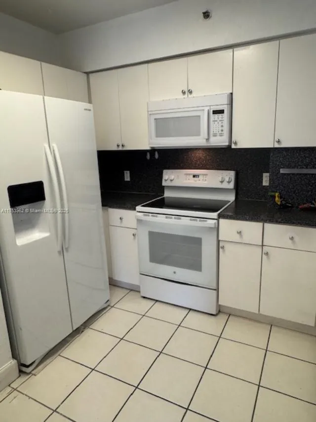 Miami, Florida 33172, United States, 3 Bedrooms Bedrooms, ,2 BathroomsBathrooms,Residential,Active,79246