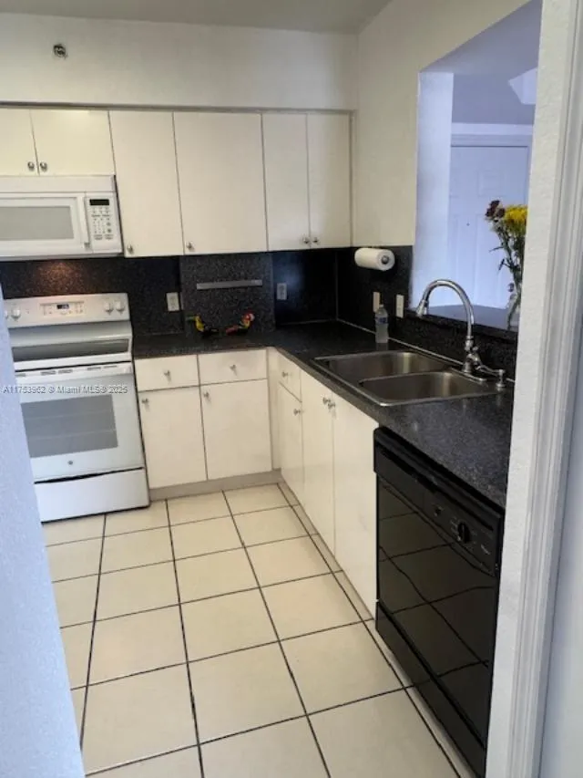 Miami, Florida 33172, United States, 3 Bedrooms Bedrooms, ,2 BathroomsBathrooms,Residential,Active,79246