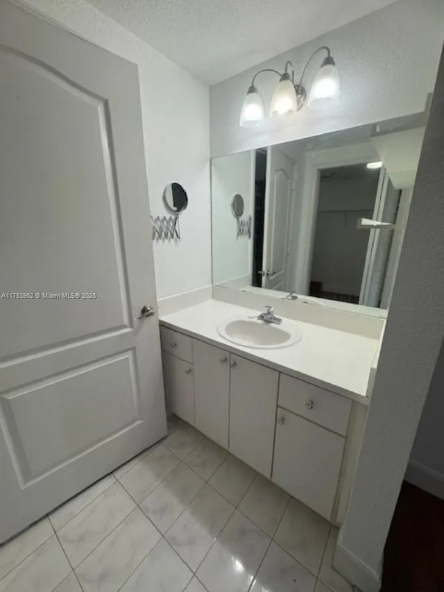 Miami, Florida 33172, United States, 3 Bedrooms Bedrooms, ,2 BathroomsBathrooms,Residential,Active,79246