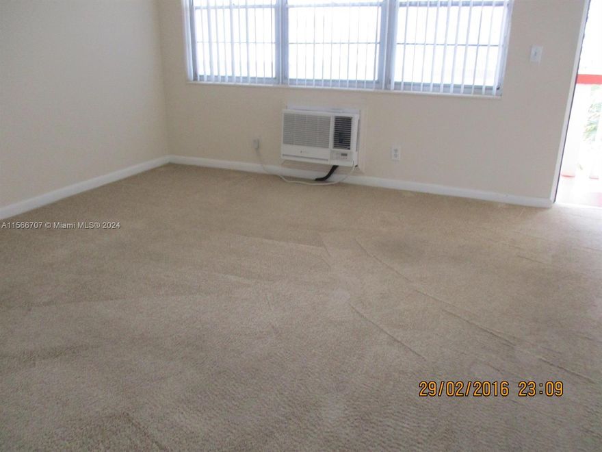 1 bedroom apartment in Century Village West Palm Beach, a 55+ community.
Spacious with lots of closet space.
Balcony.
Century Village offers amazing amenities: clubhouse, fitness center, several pools, bus service, theatre, several activities for residents
THIS IS A NON RENTABLE BUILDING.

CONTACT ME FOR DETAILS