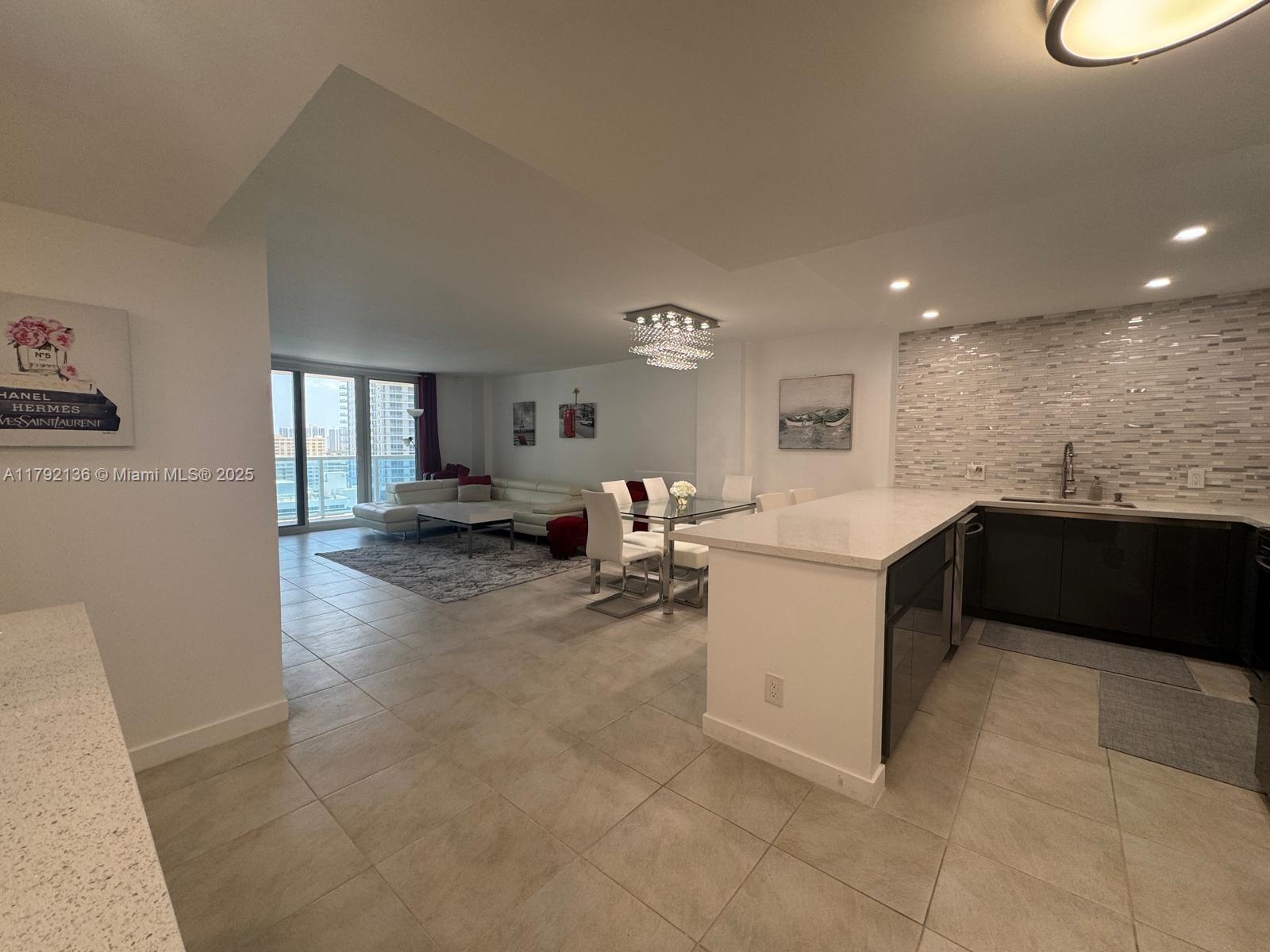 HALLMARK OF HOLLYWOOD CON - Residential