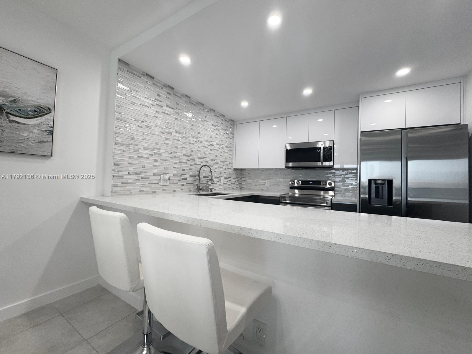 HALLMARK OF HOLLYWOOD CON - Residential