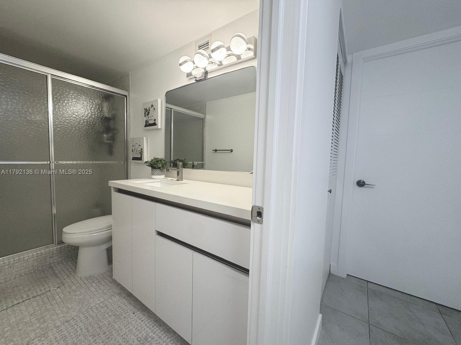 HALLMARK OF HOLLYWOOD CON - Residential