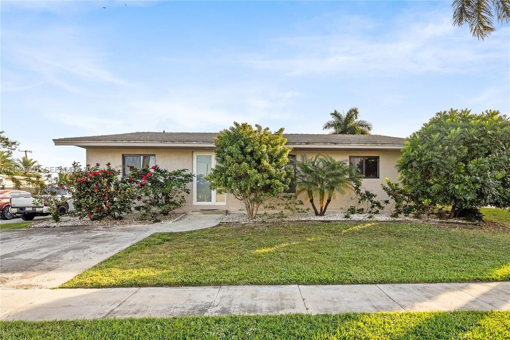 Photo of 218 SE 2nd St, Dania Beach, FL 33004 (MLS # A11935001)