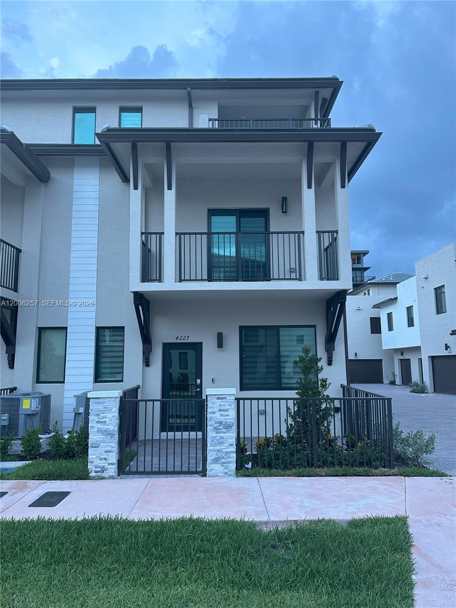 DOWNTOWN DORAL SOUTH PHAS - Residential