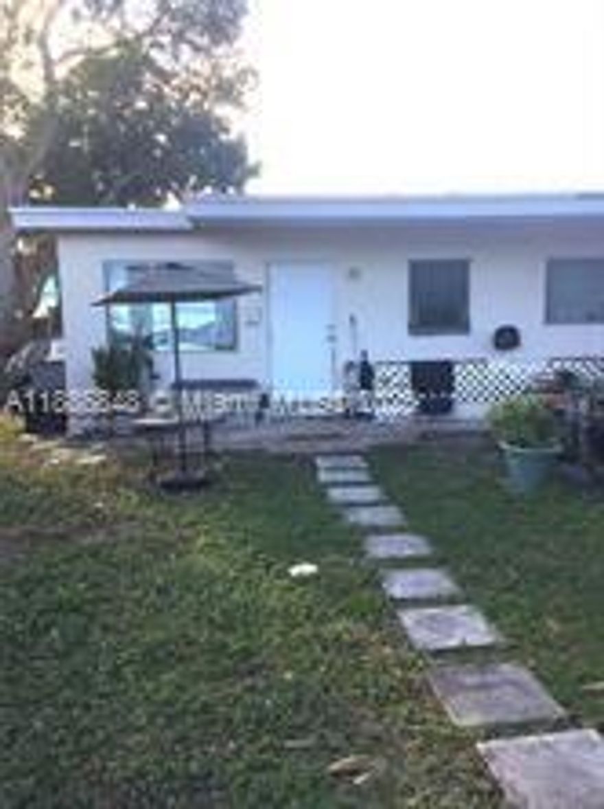 Cozy duplex with lots of trees! conveniently located near downtown city of Oakland park and the beaches,just east of Dixie Hwy and north of Oakland Park Blvd! Remodeled kitchen with granite counter top and mathing granite bar top, Washer and dryer! Plenty of parking spaces!