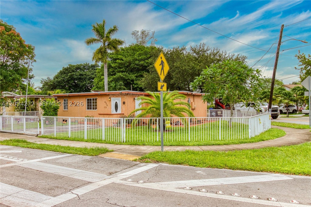 Photo of 625 Columbus Pkwy, Hollywood, FL 33021 (MLS # A12094277)
