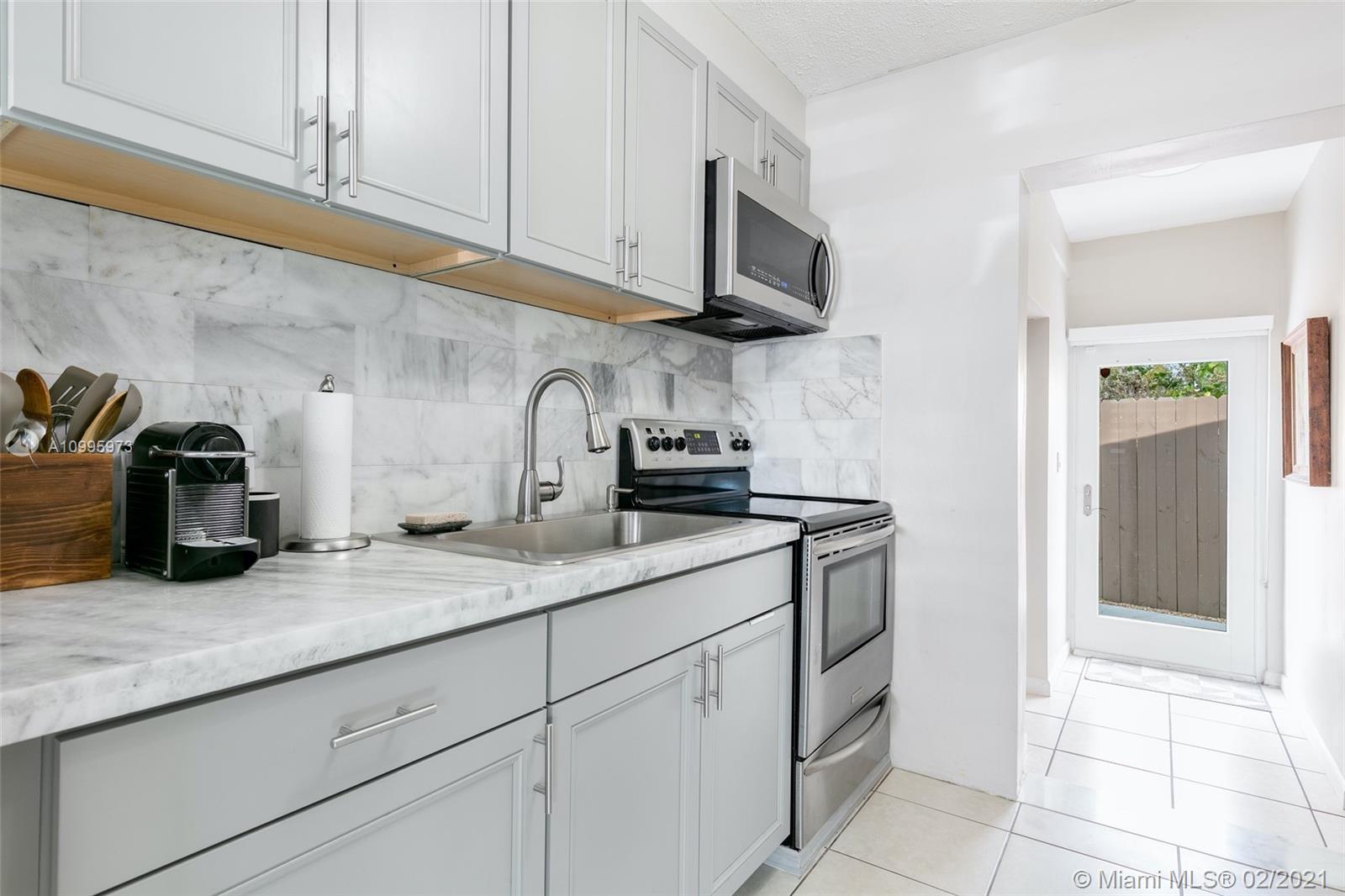 HOLLYWOOD COUNTRY ESTATES - Residential