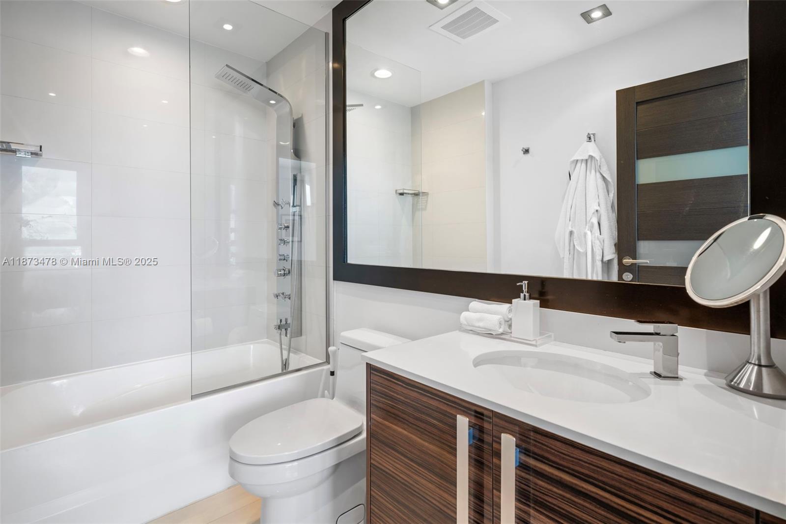 PARAMOUNT BAY CONDO - Residential