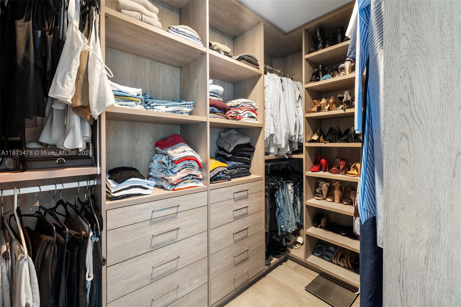 PARAMOUNT BAY CONDO - Residential