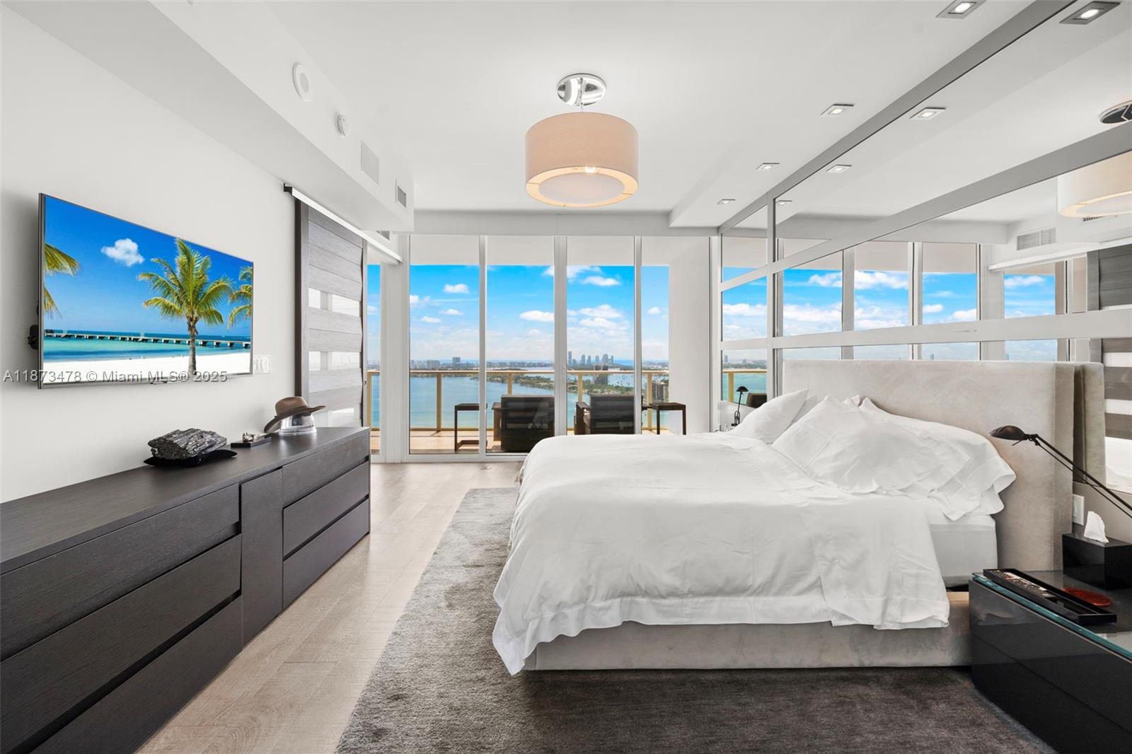 PARAMOUNT BAY CONDO - Residential