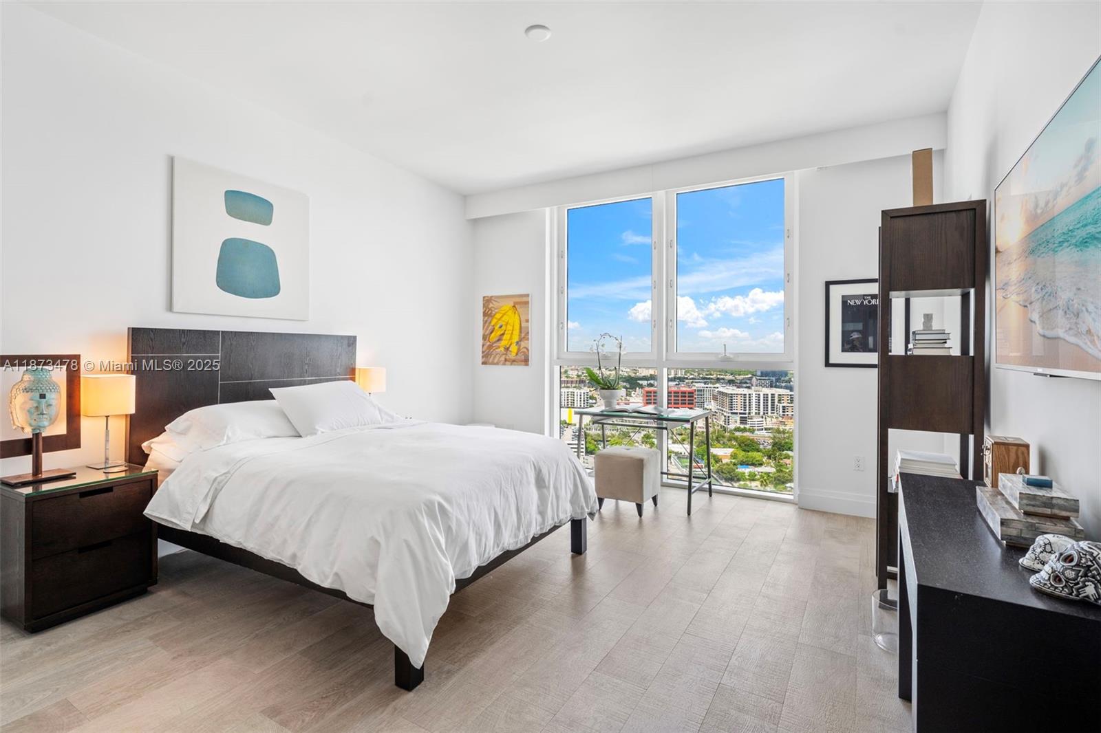 PARAMOUNT BAY CONDO - Residential