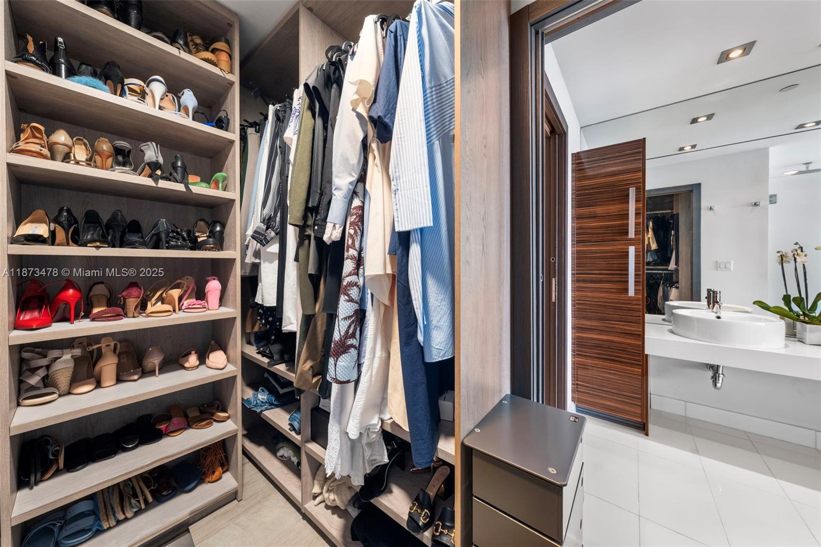 PARAMOUNT BAY CONDO - Residential