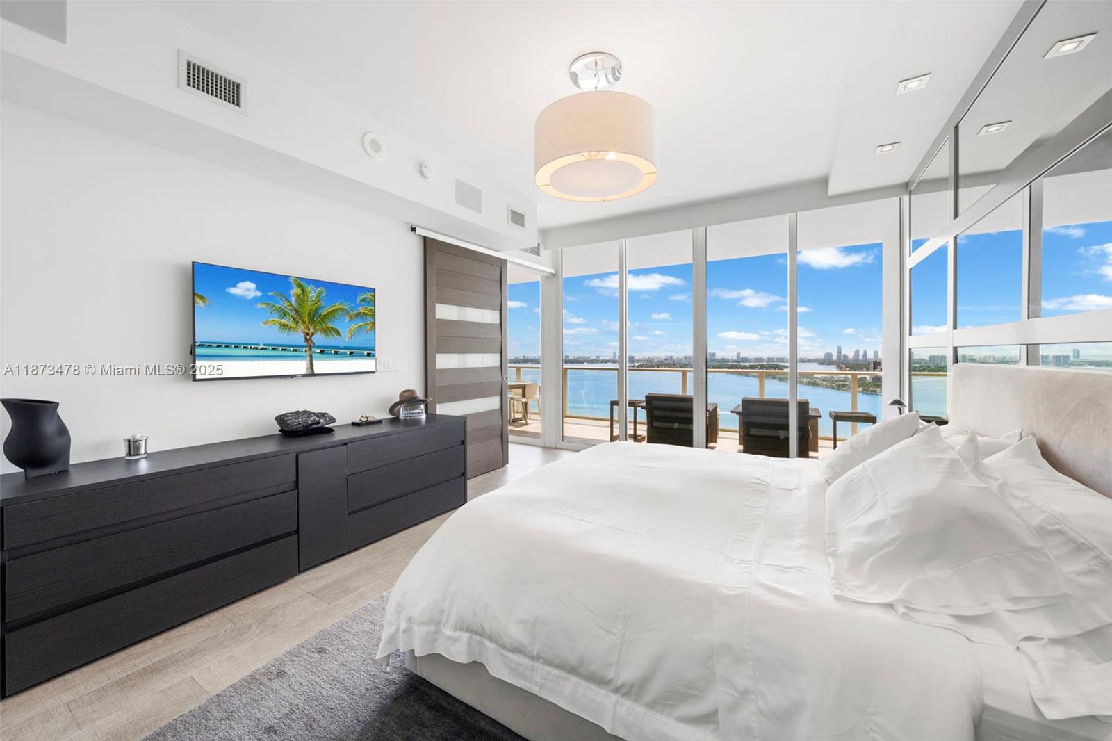 PARAMOUNT BAY CONDO - Residential