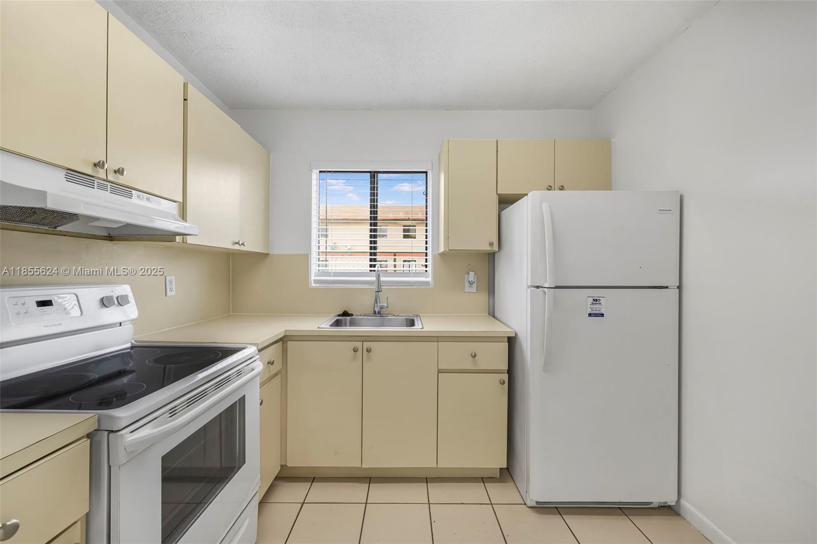 2 bedroom, 1 bathroom located in the heart of Hialeah! This ample apartment features tile flooring, freshly painted walls and open kitchen. Minutes away from shopping plazas and major highways.
