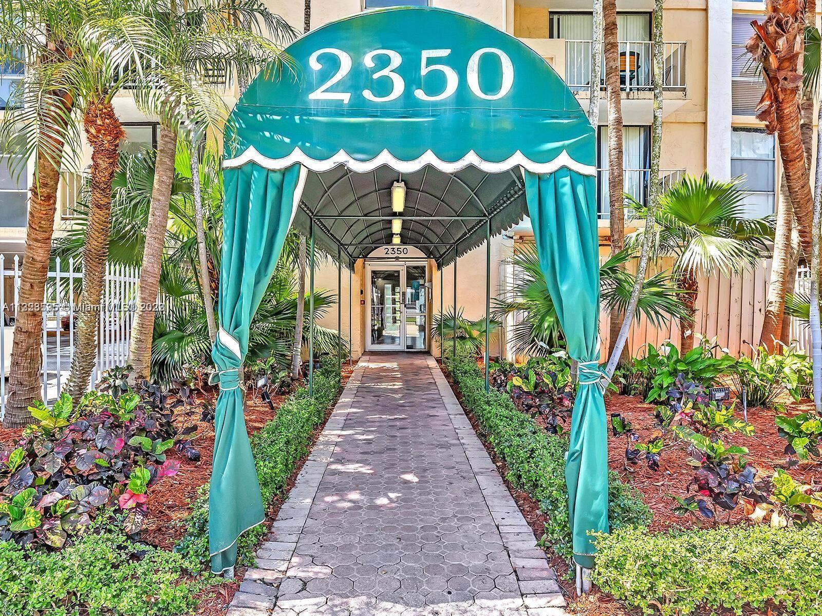 STUNNING 1BR/1B WITH BEAUTIFUL VIEWS OF MIAMI BEACH AND DOWNTOWN MIAMI. UNIT COMES UPGRADED WITH ALL STAINLESS STELL APPLICANCES, UPDATED BATHROOM AND FRESH PAINT JOB. CLOSE TO WHOLE FOODS, COSTCO , LA FITNESS AND STARBUCKS. 5 MINUTES FROM MIAMI BEACH. BUILDING PROVIDES DOCK SPACE FOR BOATS; INLCUDES PARKING AND GYM. WONT LAST LONG!