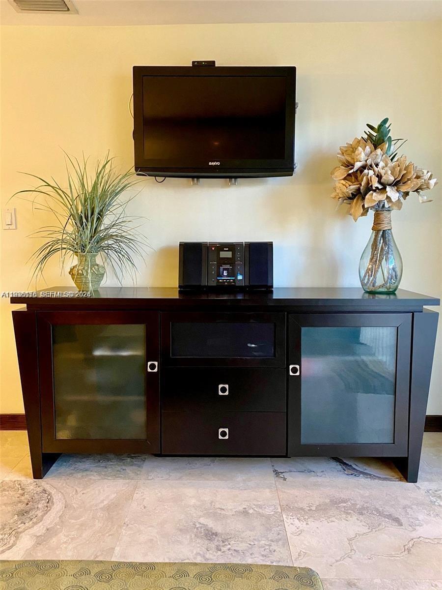 2924 Collins Ave 201