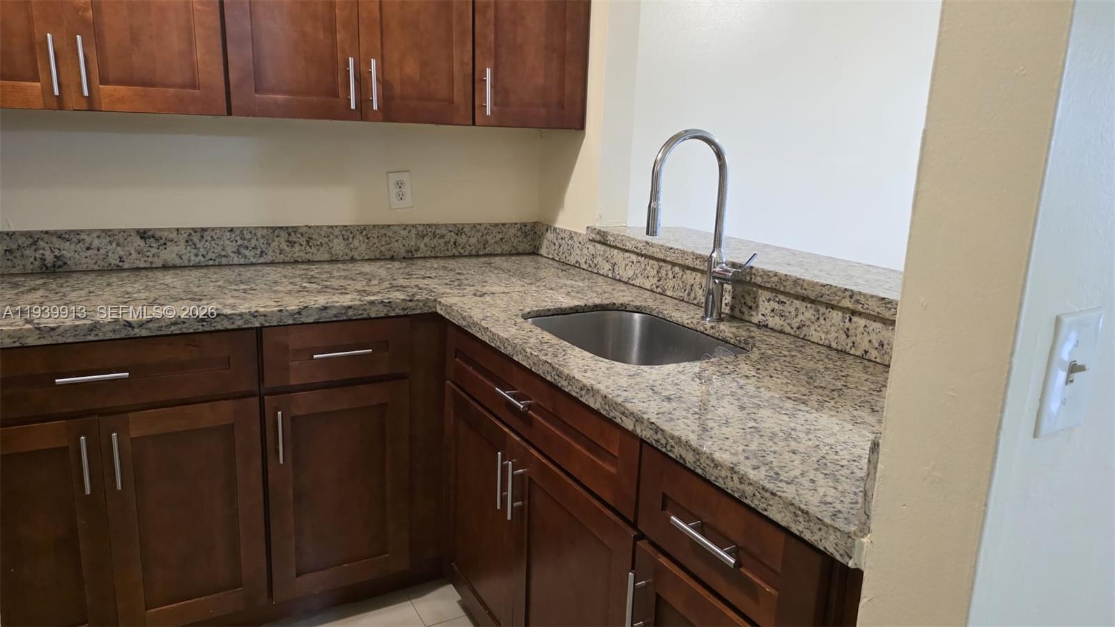 ROZLAND CONDO - Residential