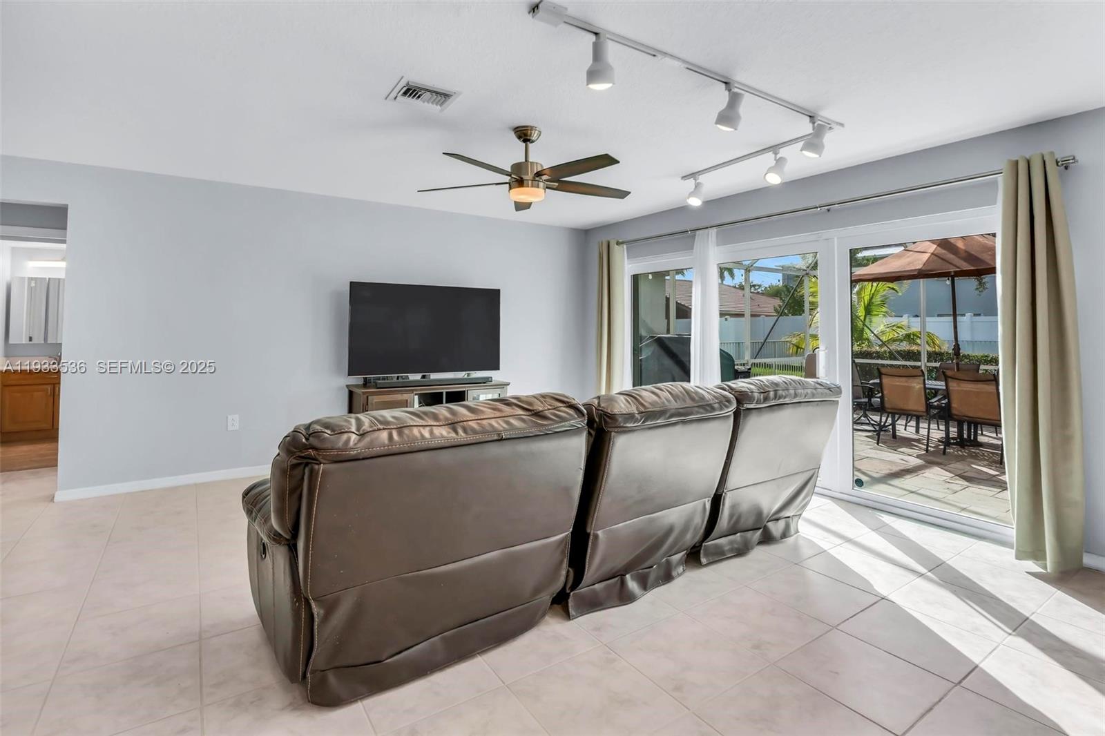 PEMBROKE ISLES - Residential