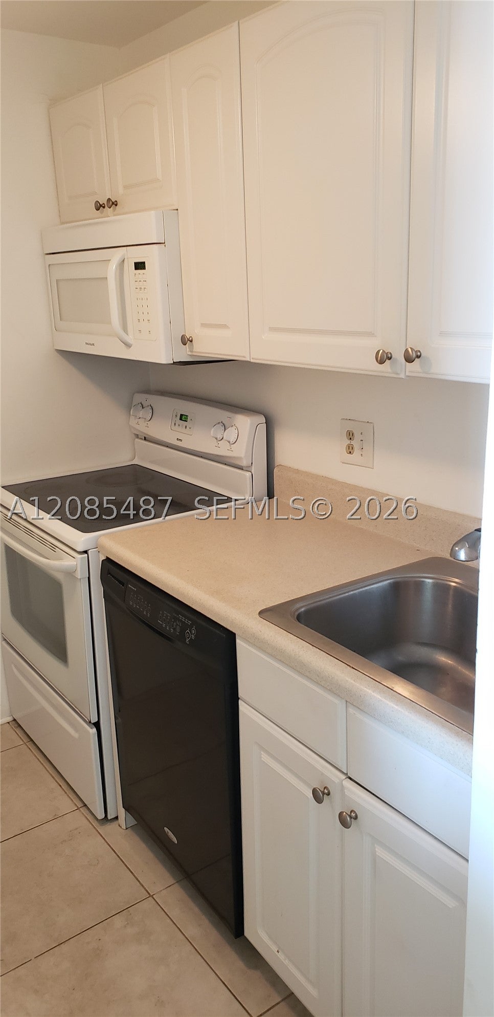 467 Golden Isles Dr 306, Hallandale Beach, FL, 33009/$175,000 3 467 Golden Isles Dr 306