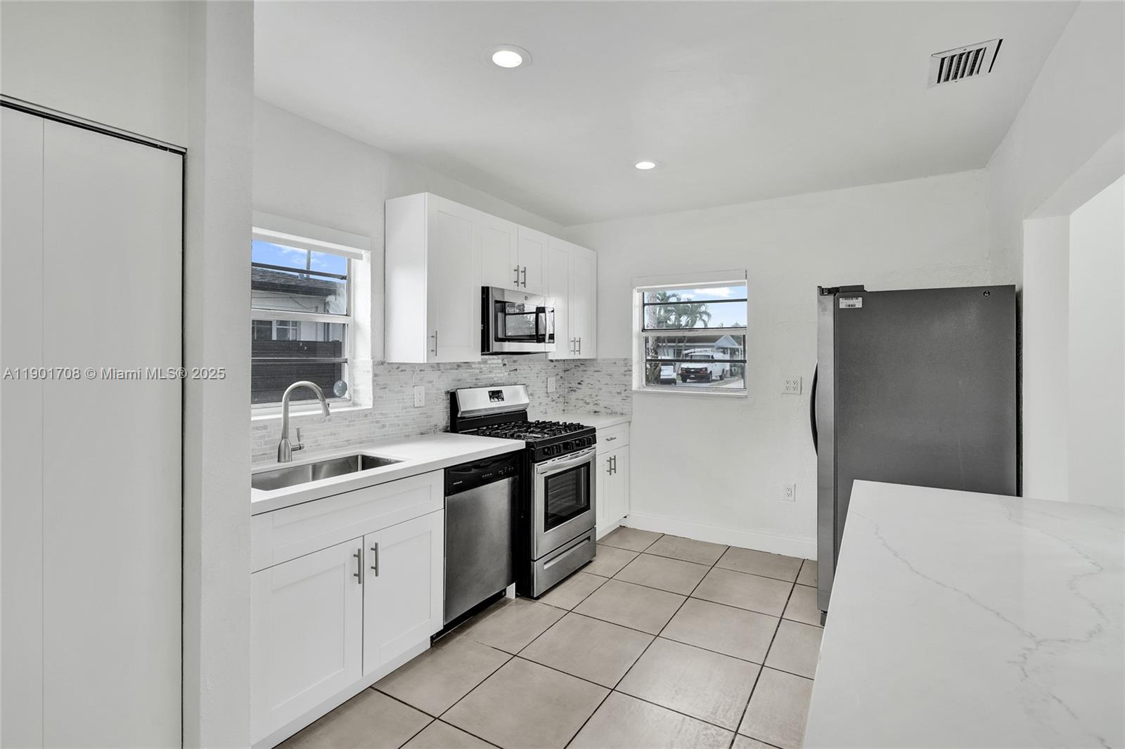 PALM SPRINGS SUB SEC A 4T - Residential Lease