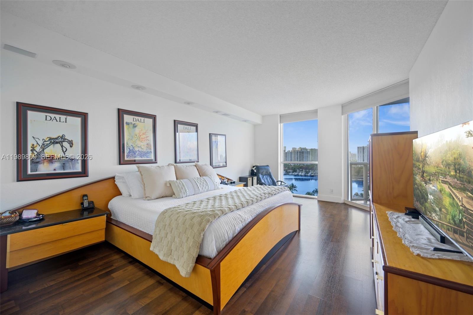 HARBOR TWS AT THE WATERWA - Residential