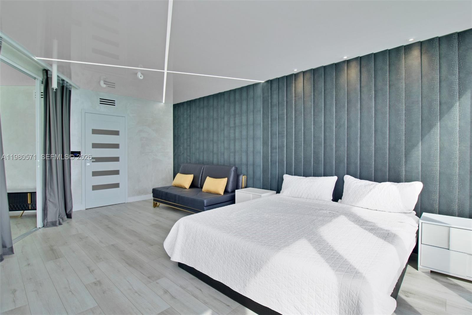 LA PERLA CONDO - Residential Lease