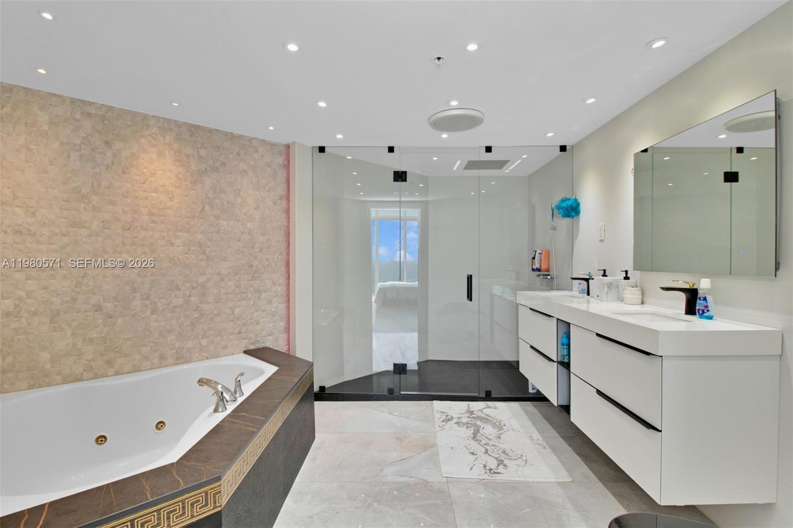 LA PERLA CONDO - Residential Lease