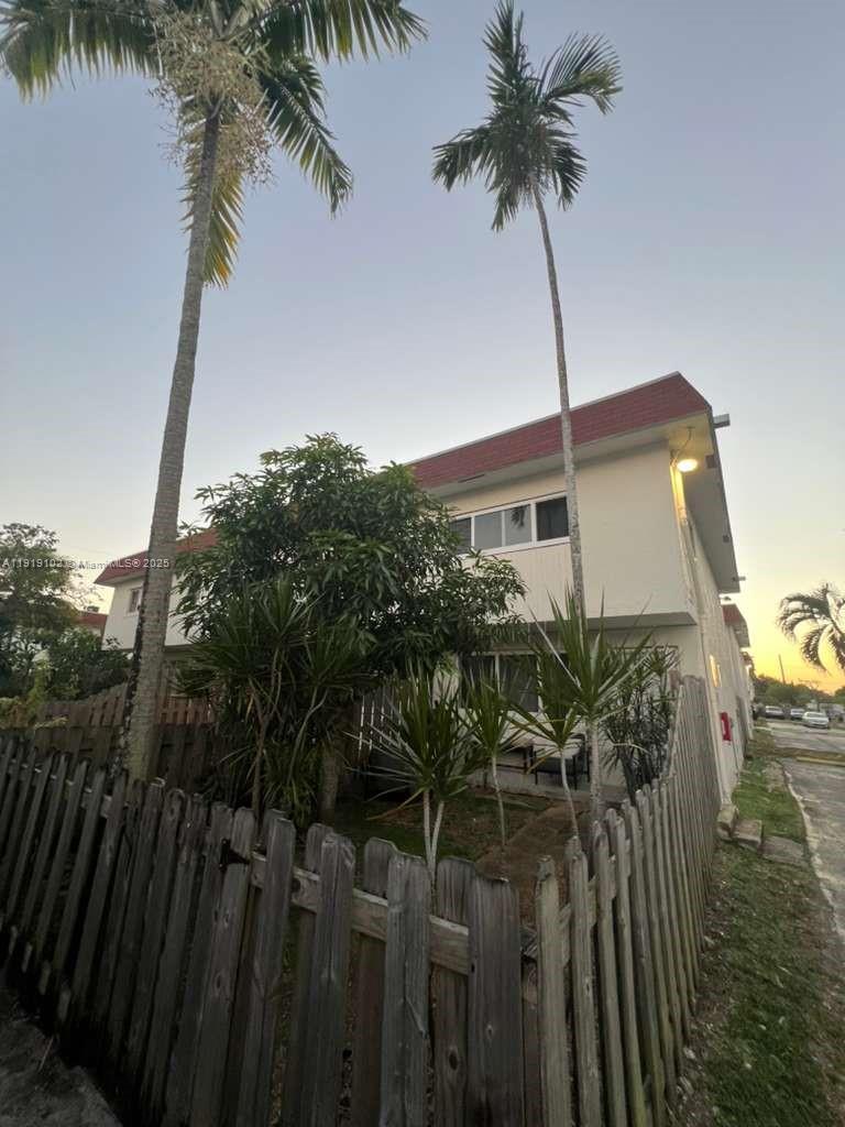 THE LOFTS TOWN VILLAS CON - Residential Lease