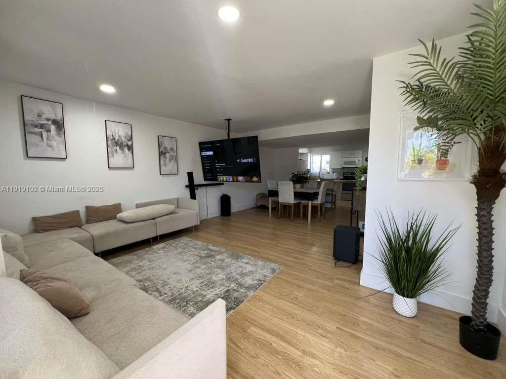 THE LOFTS TOWN VILLAS CON - Residential Lease