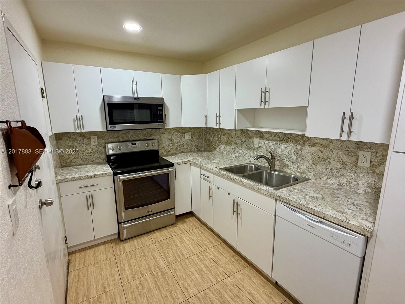 SUNSET PALMS EAST CONDO - Residential