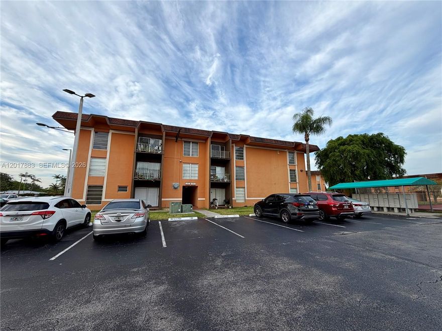 Welcome to Sunset Palms Condominiums. With over 1,200+ sq. ft. of living space, this unit features 2 spacious bedrooms, 2 bathrooms in a split floor plan, a newer kitchen with updated cabinetry and stainless steel appliances, and renovated bathrooms with shower/tub combinations. This well-maintained unit offers tile flooring throughout the main living areas and laminate flooring in the bedrooms. The kitchen is equipped with stainless steel appliances, modern flat-panel cabinetry, and Formica countertops. Conveniently located within walking distance to Sunset Park and near dining, shopping, expressways, and more!