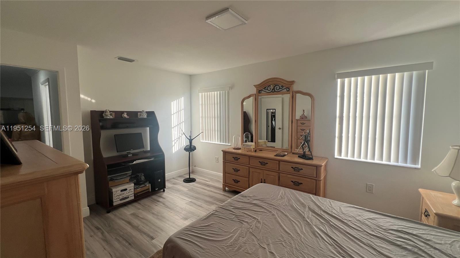 LOS ANGELES ESTATES SEC 3 - Residential