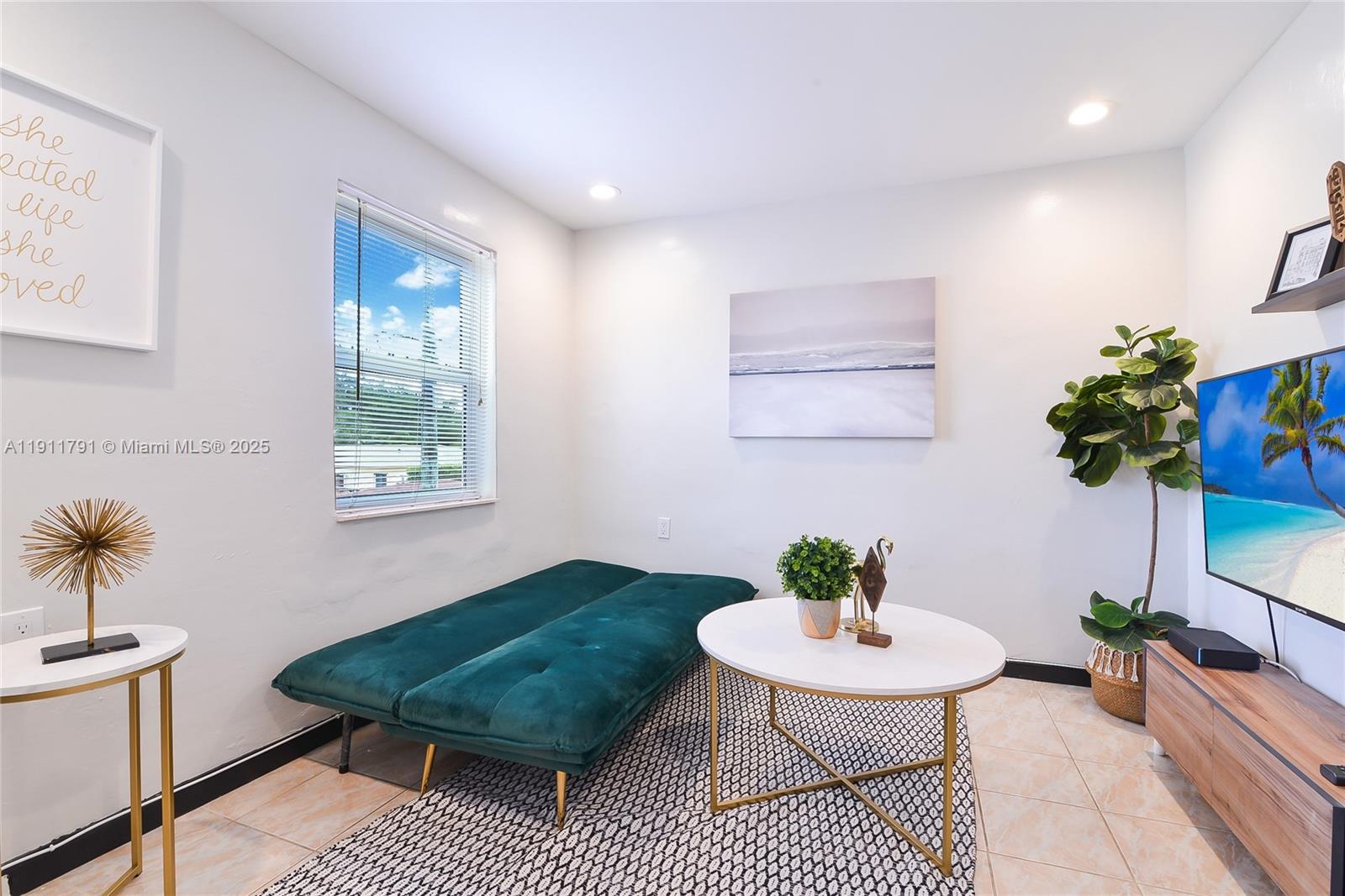 HOLLYWOOD - Residential Income