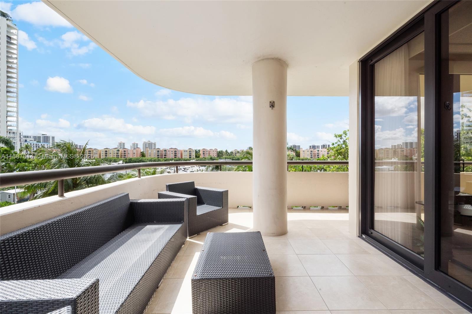 TURNBERRY ISLE SOUTH COND - Residential