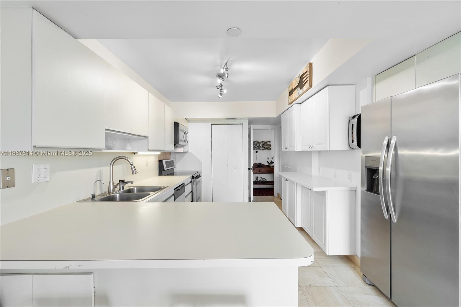 TURNBERRY ISLE SOUTH COND - Residential